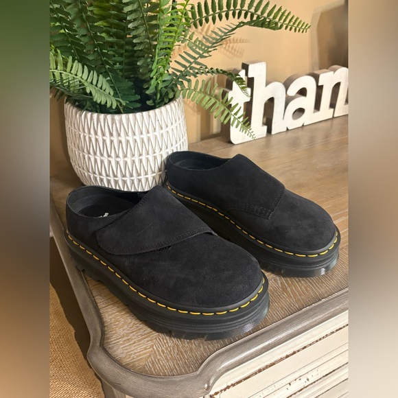 Dr. Martens Zebzag Anywhere Mules NIB Women’s Size 6 - Picture 2 of 16